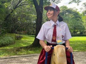 Cekricek.id, Berita Seleb dan Berita Artis – Prilly Latuconsina membuat para penggemarnya geger setelah melihat penampilannya dengan setelan seragam SD. Sebagai artis yang dikenal bertubuh mungil, siapa sangka bahwa dirinya ternyata juga sangat cocok dalam balutan kemeja pendek putih dan rok rempel merah tersebut.