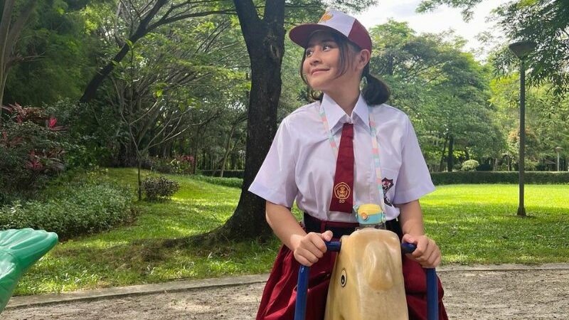 Cekricek.id, Berita Seleb dan Berita Artis – Prilly Latuconsina membuat para penggemarnya geger setelah melihat penampilannya dengan setelan seragam SD. Sebagai artis yang dikenal bertubuh mungil, siapa sangka bahwa dirinya ternyata juga sangat cocok dalam balutan kemeja pendek putih dan rok rempel merah tersebut.