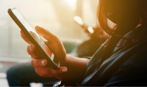 Cekricek.id – Pinduoduo adalah salah satu aplikasi belanja paling populer di Cina yang menjual pakaian, bahan makanan dan barang lainnya kepada lebih dari 750 juta pengguna setiap bulan. Di samping fungsinya, ternyata aplikasi tersebut juga berbahya karena dapat membobol ponsel penggunanya.