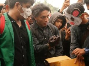 Cekricek.id, Berita Seleb dan Berita Artis – Jefri Nichol ikut membersamai para mahasiswa yang melakukan aksi demo ke gedung DPR RI baru-baru ini. Aktor tampan yang laris manis membintangi sejumlah judul film itu turut aktif menyuarakan protes bersama rombongan tersebut.