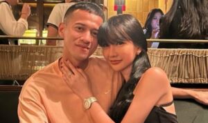 Cekricek.id, Berita Seleb dan Berita Artis – Lucinta Luna percaya diri memamerkan kebersamaannya dengan aktor tampan, Herjunot Ali. Apalagi, pria yang dikenal dengan perannya sebagai Zainuddin di film Tenggelamnya Kapal Van der Wijck ini juga terlihat anteng saat dipeluk oleh sang transgender.