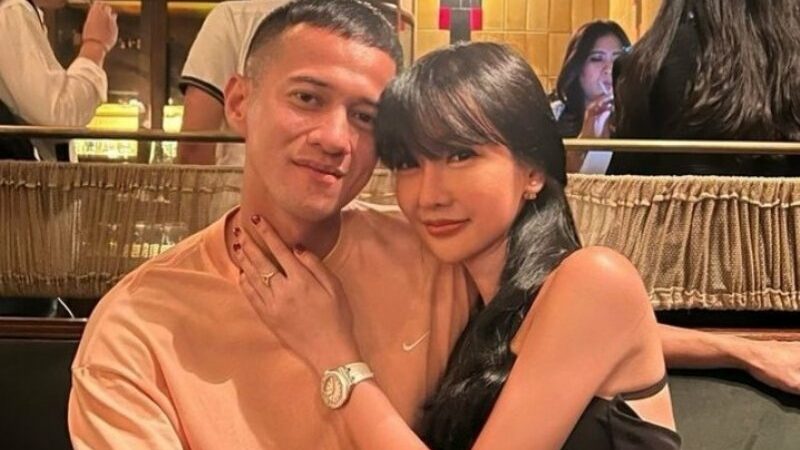 Cekricek.id, Berita Seleb dan Berita Artis – Lucinta Luna percaya diri memamerkan kebersamaannya dengan aktor tampan, Herjunot Ali. Apalagi, pria yang dikenal dengan perannya sebagai Zainuddin di film Tenggelamnya Kapal Van der Wijck ini juga terlihat anteng saat dipeluk oleh sang transgender.
