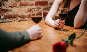 Cekricek.id – Aplikasi kencan yang marak beredar tak hanya dimanfaatkan oleh orang-orang untuk mencari pasangan romansa. Para sugar baby yang mencari mangsa juga tak kalah ramai mengalih fungsikan kehadiran aplikasi tersebut.