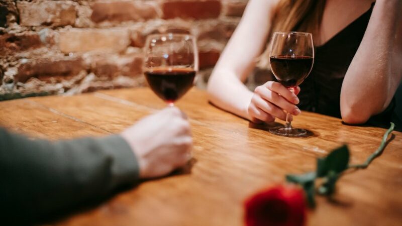 Cekricek.id – Aplikasi kencan yang marak beredar tak hanya dimanfaatkan oleh orang-orang untuk mencari pasangan romansa. Para sugar baby yang mencari mangsa juga tak kalah ramai mengalih fungsikan kehadiran aplikasi tersebut.