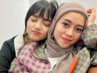 Cekricek.id, Berita Seleb dan Berita Artis – Fuji dan Lesti Kejora baru-baru ini memamerkan momen kompak berdua lewat beberapa foto pada unggahan terbaru di media sosialnya. Mereka tampak begitu akrab, terbukti dari pose adik ipar mendiang Vanessa Angel tersebut erat memeluk istri Rizky Billar itu.