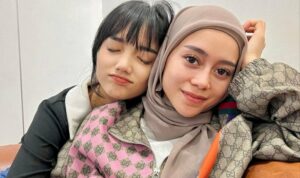 Cekricek.id, Berita Seleb dan Berita Artis – Fuji dan Lesti Kejora baru-baru ini memamerkan momen kompak berdua lewat beberapa foto pada unggahan terbaru di media sosialnya. Mereka tampak begitu akrab, terbukti dari pose adik ipar mendiang Vanessa Angel tersebut erat memeluk istri Rizky Billar itu.