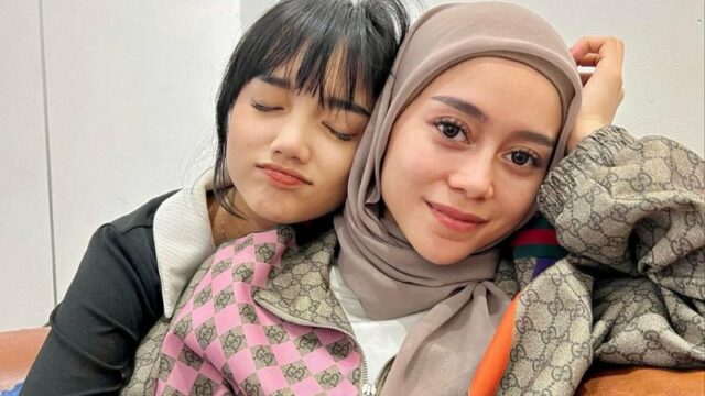 Cekricek.id, Berita Seleb dan Berita Artis – Fuji dan Lesti Kejora baru-baru ini memamerkan momen kompak berdua lewat beberapa foto pada unggahan terbaru di media sosialnya. Mereka tampak begitu akrab, terbukti dari pose adik ipar mendiang Vanessa Angel tersebut erat memeluk istri Rizky Billar itu.