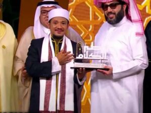 Cekricek.id, Berita Viral – Sungguh membanggakan, seorang warga Indonesia sukses menyabet gelar juara tingkat dunia dalam lomba azan. Dia adalah Dhiya Uddin yang memenangkan peringkat kedua dan mendapat hadiah total uang satu juta riyal Arab atau setara dengan Rp4 miliar.