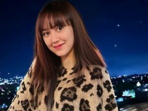 Cekricek.id, Berita Seleb dan Berita Artis – Happy Asmara tampaknya masih betah menyandang status sebagai jomblo. Namun bukannya menghadapi kenyataan tersebut dengan berani, dia justru mengaku selalu menghindar setiap kali ada orang yang menanyakan pacar padanya.