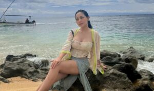 Cekricek.id, Berita Seleb dan Berita Artis – Rachel Vennya dapat cibiran dan hujatan pedas dari netizen usai dirinya membagikan foto dengan pakaian terbuka. Hal itu lantaran momen yang tidak tepat yaitu saat mayoritas orang-orang yang merupakan umat muslim tengah menjalankan ibadah puasa di bulan Ramadan.