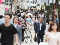 Cekricek.id – Negara Jepang kini tengah dilanda oleh ancaman kepunahan. Hal itu lantaran sekitar setengah dari masyarakatnya yang belum menikah dengan usia 30 tahun ke bawah tidak tertarik untuk memiliki anak. Pernyataan tersebut diungkapkan dalam sebuah survei baru-baru ini yang dilakukan oleh sebuah perusahaan farmasi.