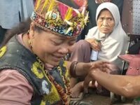 Cekricek.id, Portal Islam – Belakangan ini semakin ramai pembicaraan tentang Bu Ida Dayak yang bisa mengobati banyak penyakit dengan pengobatan tradisional. Misalnya saja kondisi patah tulang sekalipun bisa dia sembuhkan dengan mudah dan cepat hanya dengan mengurutnya menggunakan minyak khusus.