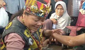 Cekricek.id, Portal Islam – Belakangan ini semakin ramai pembicaraan tentang Bu Ida Dayak yang bisa mengobati banyak penyakit dengan pengobatan tradisional. Misalnya saja kondisi patah tulang sekalipun bisa dia sembuhkan dengan mudah dan cepat hanya dengan mengurutnya menggunakan minyak khusus.