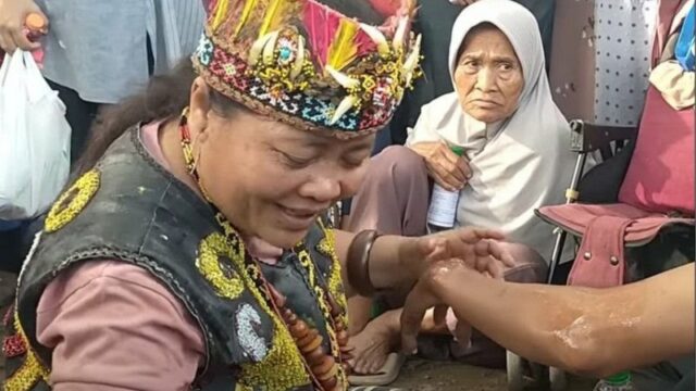 Cekricek.id, Portal Islam – Belakangan ini semakin ramai pembicaraan tentang Bu Ida Dayak yang bisa mengobati banyak penyakit dengan pengobatan tradisional. Misalnya saja kondisi patah tulang sekalipun bisa dia sembuhkan dengan mudah dan cepat hanya dengan mengurutnya menggunakan minyak khusus.
