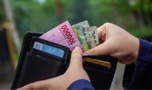 Cekricek.id – Sudah menjadi tradisi bagi masyarakat untuk melakukan penukaran uang lebaran menjelang datangnya hari raya Idul Fitri. Uang baru yang didapat dari hasil penukaran di sejumlah bank tertentu ini nantinya yang akan dibagikan sebagai THR pada keponakan, sanak keluarga dan lain-lain.