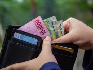 Cekricek.id – Sudah menjadi tradisi bagi masyarakat untuk melakukan penukaran uang lebaran menjelang datangnya hari raya Idul Fitri. Uang baru yang didapat dari hasil penukaran di sejumlah bank tertentu ini nantinya yang akan dibagikan sebagai THR pada keponakan, sanak keluarga dan lain-lain.