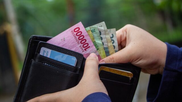 Cekricek.id – Sudah menjadi tradisi bagi masyarakat untuk melakukan penukaran uang lebaran menjelang datangnya hari raya Idul Fitri. Uang baru yang didapat dari hasil penukaran di sejumlah bank tertentu ini nantinya yang akan dibagikan sebagai THR pada keponakan, sanak keluarga dan lain-lain.