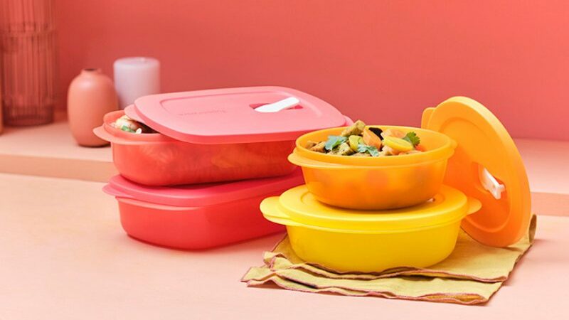 Cekricek.id – Produsen perabotan rumah tangga, Tupperware, saat ini tengah diambang kebangkrutan. Hal itu disebabkan oleh beberapa faktor dan sala satunya adalah angka penjualan yang menurun tajam. Kabar tersebut sukses menyedot perhatian publik, lantaran sudah lama mengenal produk-produk dari perusahaa ini.