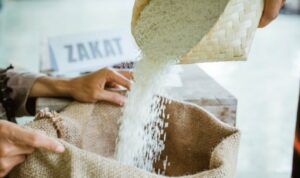 Cekricek.id, Portal Islam – Mendekati hari Raya Idul Fitri 1444 H, umat muslim tampaknya semakin gencar menunaikan kewajiban zakat fitrahnya yang rutin dilaksanakan dalam sekali setahun. Sebelum mengeluarkannya, ada beberapa hal yang perlu dipahami terlebih dahulu, baik itu hukum, waktu pelaksanaan serta takarannya bagi setiap individu.