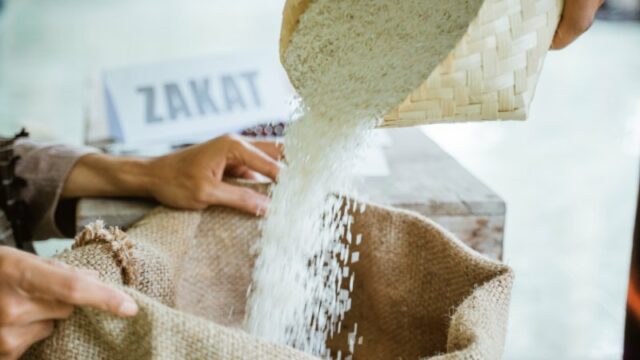 Cekricek.id, Portal Islam – Mendekati hari Raya Idul Fitri 1444 H, umat muslim tampaknya semakin gencar menunaikan kewajiban zakat fitrahnya yang rutin dilaksanakan dalam sekali setahun. Sebelum mengeluarkannya, ada beberapa hal yang perlu dipahami terlebih dahulu, baik itu hukum, waktu pelaksanaan serta takarannya bagi setiap individu.