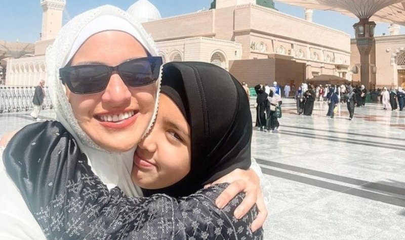 Cekricek.id, Berita Seleb dan Berita Artis – Intip Kecantikan, Nia Ramadhani dan Putrinya yang Tampil Berhijab Saat Umrah