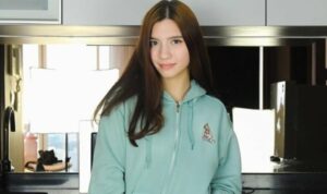 Cekricek.id, Film – Cassandra Lee diperkenalkan sebagai pemain baru yang akan bergabung membintangi sinetron Tajwid Cinta. Berperan sebagai tokoh yang bernama Cahaya, aktris blasteran ini akan menjadi antagonis baru yang akan mengusik rumah tangga Dafri dan Syifa.