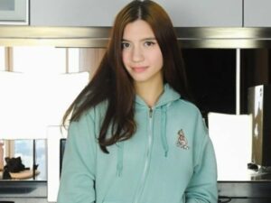 Cekricek.id, Film – Cassandra Lee diperkenalkan sebagai pemain baru yang akan bergabung membintangi sinetron Tajwid Cinta. Berperan sebagai tokoh yang bernama Cahaya, aktris blasteran ini akan menjadi antagonis baru yang akan mengusik rumah tangga Dafri dan Syifa.