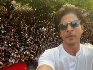 Cekricek.id, Berita Seleb dan Berita Artis - Aktor Bollywood Shah Rukh Khan menuai pujian dari jutaan netizen atas perilakunya yang penuh hormat terhadap salah seorang penggermarnya. Sosok tersebut adalah seorang gadis muslim berhijab saat mengikuti sebuah acara.