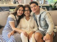 Cekricek.id, Berita Seleb dan Berita Artis – Boy William berhasil mempertemukan neneknya dengan Ayu Ting Ting baru-baru ini. Momen tersebut sengaja mereka abadikan dan bagikan lewat vlog terbaru aktor dan presenter tersebut. Sontak, netizen langsung ramai membanjiri kolom komentar karena menganggap hubungan kedua idolanya ada kemajuan.