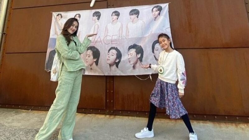 Cekricek.id, Berita Seleb dan Berita Artis – Ayu Ting Ting kembali memboyong keluarga jalan-jalan ke luar negeri. Kali ini, dalam momen libur lebaran, penyanyi dangdut berparas cantik itu berangkat ke negara Korea Selatan. Alasannya memilih negeri ginseng tersebut sebagai destinasi tujuan juga cukup sederhana.