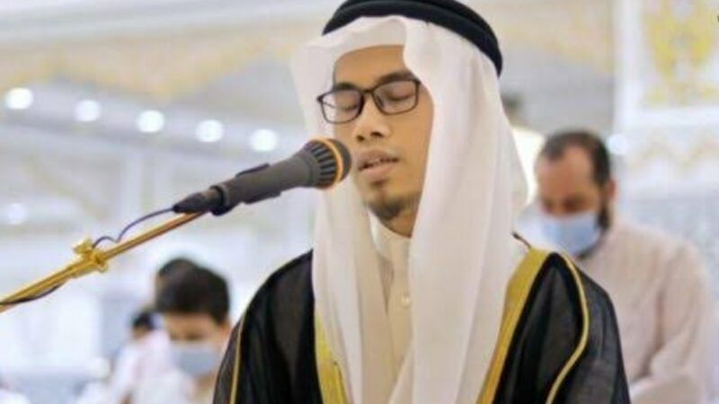 Cekricek.id, Berita Viral – Pemuda asal Banten yang bernama Asep Ismatullah ini ramai jadi perbicangan warganet karena menjadi imam masjid di Dubai. Lewat potongan video yang bereda di media sosial, dia diperlihatkan sedang menjadi imam salat di salah satu masjid besar Al-Akhyar yang ada di Dubai.