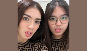 Cekricek.id, Berita Seleb dan Berita Artis – Angel Karamoy memang sudah lama diakui kecantikannya oleh para netizen. Dari sejumlah penampilan yang dibagikannya, semua menuai banyak pujian. Namun, kali ini tak hanya dirinya yang menjadi sorotan, anak perempuannya yang mewarisi kecantikannya juga ikut disorot.