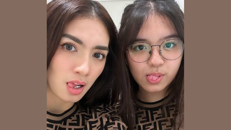 Cekricek.id, Berita Seleb dan Berita Artis – Angel Karamoy memang sudah lama diakui kecantikannya oleh para netizen. Dari sejumlah penampilan yang dibagikannya, semua menuai banyak pujian. Namun, kali ini tak hanya dirinya yang menjadi sorotan, anak perempuannya yang mewarisi kecantikannya juga ikut disorot.