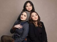 Cekricek.id, Berita Seleb dan Berita Artis – Adik kandung Natahalie Holscher resmi menyandang status sebagai mualaf baru-baru ini. Dia memilih memeluk Islam sama seperti keyakinan sang kakak. Hal itu pun membuat mantas istri komedian Sule in mengucap syukur dan membagikan video prosesi pindah agama tersebut pada media sosialnya.