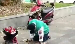 Cekricek.id, Berita Viral - Seorang pemuda dari provinsi Sichuan, Cina ini menghabiskan hampir 21 jam waktunya untuk berlutut di depan tempat kerja sang mantan pacar. Tak jauh berbeda dari kebanyakan budak cinta lainnya, dia ternyata melakukan hal itu dengan alasan yang lumrah.