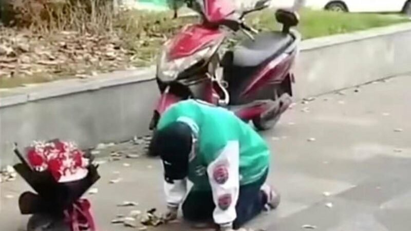 Cekricek.id, Berita Viral - Seorang pemuda dari provinsi Sichuan, Cina ini menghabiskan hampir 21 jam waktunya untuk berlutut di depan tempat kerja sang mantan pacar. Tak jauh berbeda dari kebanyakan budak cinta lainnya, dia ternyata melakukan hal itu dengan alasan yang lumrah.