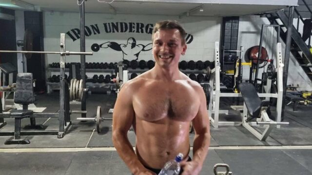 Cekricek.id, Berita Viral - Seorang ayah asal Australia berhasil membuat rekor dunia baru untuk push up yang dilakukannya. Dia mampu menyelesaikan lebih dari 3.206 kali hitungan hanya dalam satu jam, angka tersebut setara dengan 53 kali hitungan di setiap menitnya.