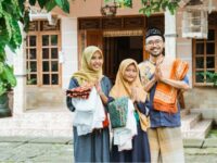 Cekricek.id, Portal Islam – Lebaran Idul Fitri tahun ini adalah yang sangat dinanti-nantikan oleh umat muslim, terkhusus warga Indonesia. Hal itu lantaran sudah dibebaskannya melakukan perjalanan mudik oleh pemerintah. Namun, dalam merayakannya juga tak boleh berlebihan seperti yang dilakukan oleh Nabi Muhammad saw dahulu kala.