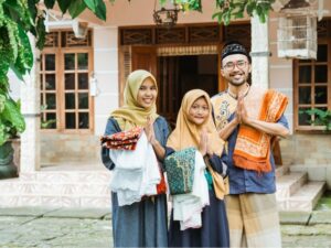 Cekricek.id, Portal Islam – Lebaran Idul Fitri tahun ini adalah yang sangat dinanti-nantikan oleh umat muslim, terkhusus warga Indonesia. Hal itu lantaran sudah dibebaskannya melakukan perjalanan mudik oleh pemerintah. Namun, dalam merayakannya juga tak boleh berlebihan seperti yang dilakukan oleh Nabi Muhammad saw dahulu kala.