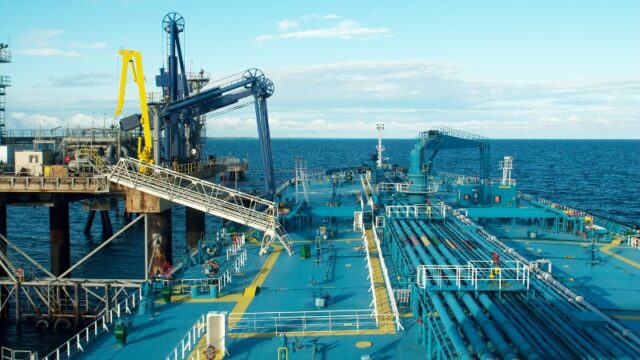 Cekricek.id – Indonesia merupakan salah satu negara yang kaya akan cadangan minyak bumi. Meski begitu, sekarang negara kepulauan ini masih kalah saing dengan dari negara lain yaitu Singapura untuk penghasilan dari kilang minyak yang dimilikinya. Hal itu bisa dilihat dari data terbaru yang dihimpun tentang kilang minyak terbesar yang ada di wilayah Asia Tenggara.