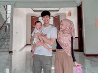 Cekricek.id, Berita Seleb dan Berita Artis – Ria Ricis baru-baru ini memamerkan rumah baru untuk putri kecilnya, Moana. Rumah tersebut direncanakan untuk dilakukan renovasi agar terlihat lebih cantik sebelum mereka pindah dan menetap di sana. Hal itu disampaikan oleh YouTuber berhijab itu sendiri lewat unggahan terbarunya.