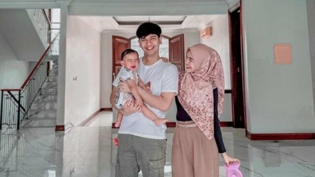 Cekricek.id, Berita Seleb dan Berita Artis – Ria Ricis baru-baru ini memamerkan rumah baru untuk putri kecilnya, Moana. Rumah tersebut direncanakan untuk dilakukan renovasi agar terlihat lebih cantik sebelum mereka pindah dan menetap di sana. Hal itu disampaikan oleh YouTuber berhijab itu sendiri lewat unggahan terbarunya.