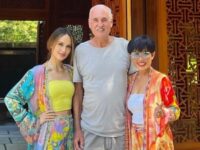 Cekricek.id, Berita Seleb dan Berita Artis – Artis cantik Cinta Laura membagikan momen perayaan Idul Fitri bersama keluarganya lewat sebuah unggahan baru-baru ini. Dia tampil dengan setelan outfit santai, begitu juga dengan ayah, ibu dan anggita keluarga lainnya.