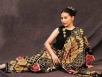 Cekricek.id, Berita Seleb dan Berita Artis – Prilly Latuconsina tampil menawan dengan balutan outfit motif batik paduan warna hitam, kuning dan sedikit merah. Rambut dan wajahnya yang dirias sedemikia rupa menambah pancaran kecantikannya lewat beberapa buah foto hasil dari pemotretan yang dia bagikan belum lama ini.