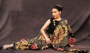 Cekricek.id, Berita Seleb dan Berita Artis – Prilly Latuconsina tampil menawan dengan balutan outfit motif batik paduan warna hitam, kuning dan sedikit merah. Rambut dan wajahnya yang dirias sedemikia rupa menambah pancaran kecantikannya lewat beberapa buah foto hasil dari pemotretan yang dia bagikan belum lama ini.