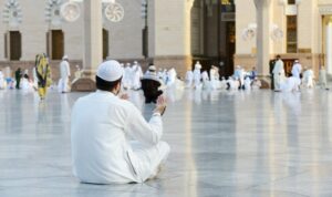 Cekricek.id, Berita Viral – Umur merupakan salah satu hal yang tak dapat diprediksi oleh manusia. Sama halnya yang terjadi pada pria pemabuk asal Maroko yang meninggal dunia saat menunaikan salat di sebuah masjid. Dalam keadaan mabuk, dia menghembuskan nafas terakhinya tepat pada sujud kedua.