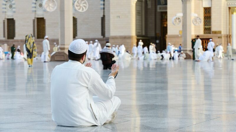 Cekricek.id, Berita Viral – Umur merupakan salah satu hal yang tak dapat diprediksi oleh manusia. Sama halnya yang terjadi pada pria pemabuk asal Maroko yang meninggal dunia saat menunaikan salat di sebuah masjid. Dalam keadaan mabuk, dia menghembuskan nafas terakhinya tepat pada sujud kedua.
