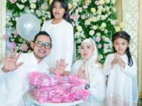 Cekricek.id, Berita Seleb dan Berita Artis – Gilang Widhia Pramana alias Juragan 99 sukses membuat netizen tentang betapa sultannya dirinya. Dalam momen perayaan Idul Fitri Tahun ini, pengusaha muda tersebut melakukan kegiatan bagi-bagi THR dengan angpao yang berisi uang senilai jutaan rupiah.