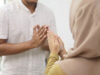 Cekricek.id – Lebaran memang menyenangkan dan harus disambut dengan suka cita, namun bagi kaum jomblo hal tersebut mungkin menjadi sumber keresahan. Pasalnya, ketika merayakan Hari Raya Idul Fitri, biasanya sanak keluarga akan berkumpul atau berkunjung. Ketika pembicaraan dibuka, berbagai pertanyaan menohok tentang jodoh biasanya menjadi sesutau yang sulit dihindari.