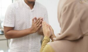 Cekricek.id – Lebaran memang menyenangkan dan harus disambut dengan suka cita, namun bagi kaum jomblo hal tersebut mungkin menjadi sumber keresahan. Pasalnya, ketika merayakan Hari Raya Idul Fitri, biasanya sanak keluarga akan berkumpul atau berkunjung. Ketika pembicaraan dibuka, berbagai pertanyaan menohok tentang jodoh biasanya menjadi sesutau yang sulit dihindari.
